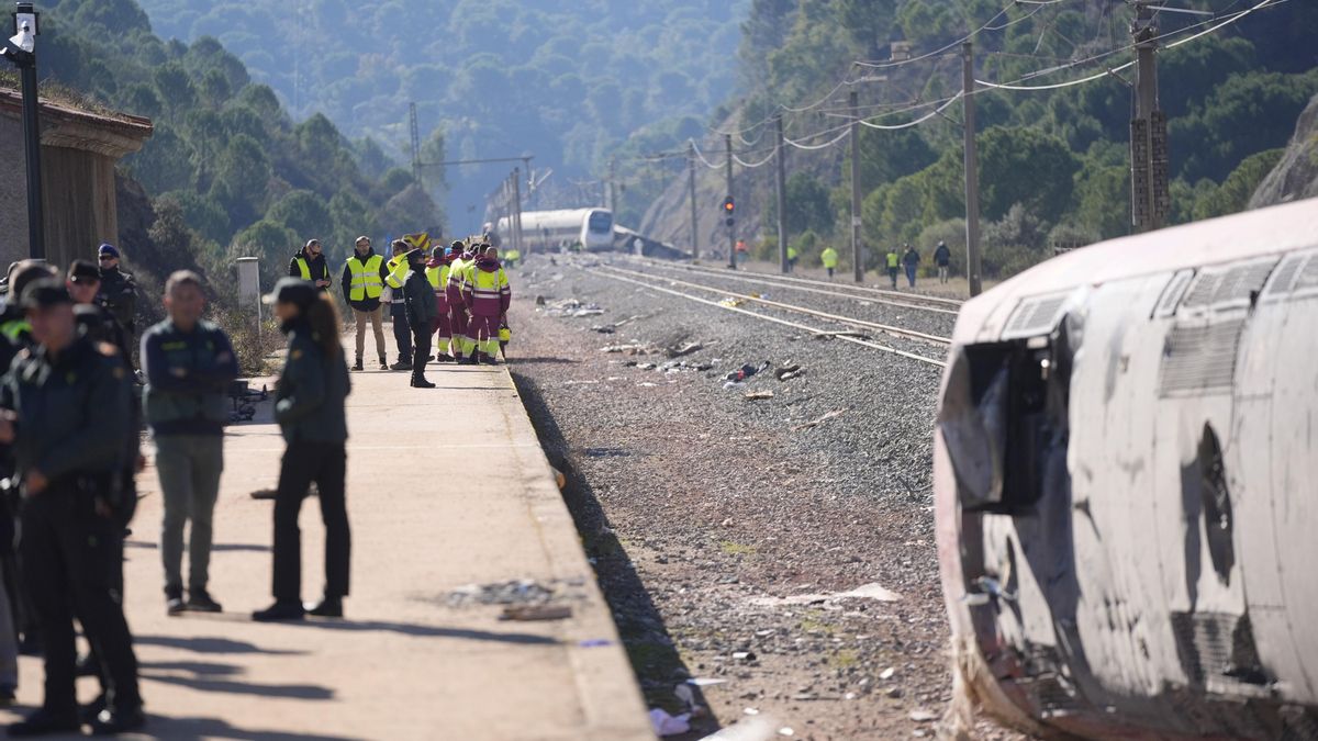 Agentes de los servicios de emergencias trabajando en el lugar del accidente en una imagen de archivo.
