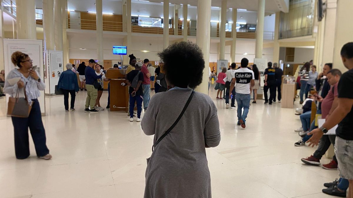 Una mujer espera su cita para pedir su informe de vulnerabilidad en el Ayuntamiento de Logroño