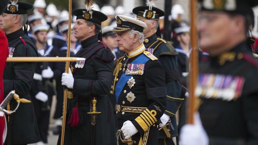 El rey Carlos III sigue el carruaje de armas que ha llevado el féretro de la reina Isabel II durante su funeral.