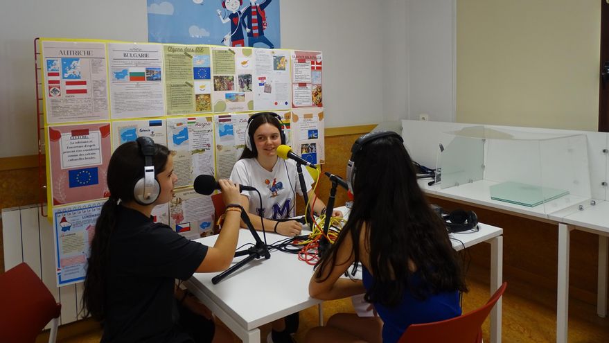 Alumnas participando en radio Molière