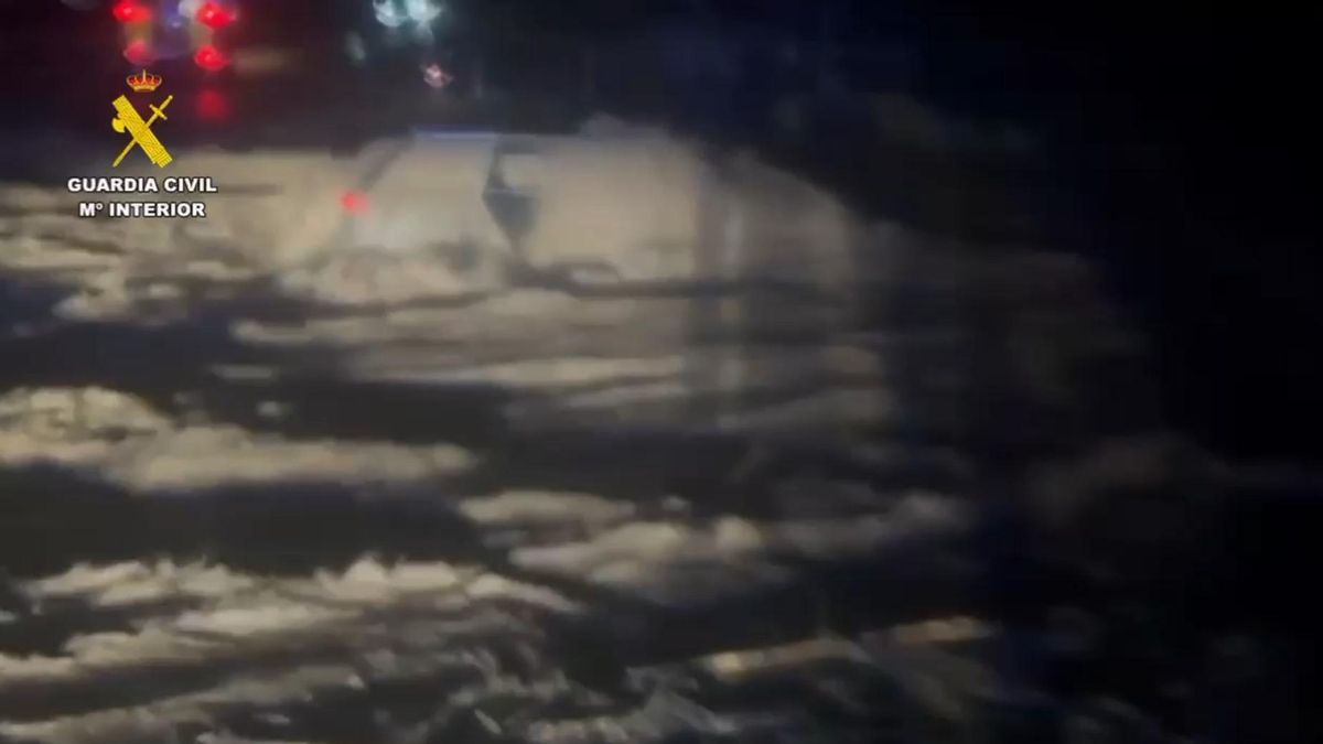 Rescatan a dos personas atrapadas en un coche en la crecida de una rambla en Águilas