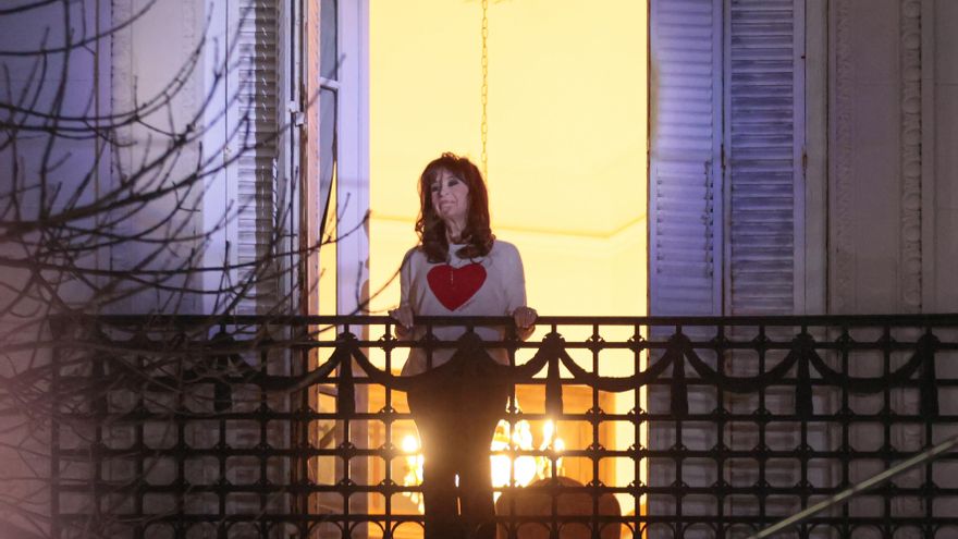 El peronismo se moviliza a la casa de Cristina Fernández tras cien días de prisión domiciliaria