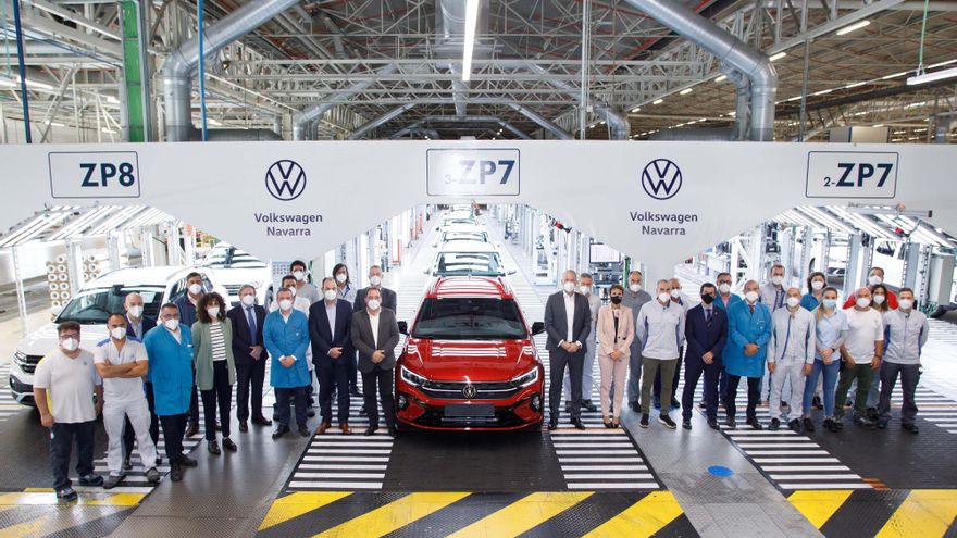 Markus Haupt, María Chivite, Alfredo Morales, los miembros del comité ejecutivo de VW Navarra y responsables de revisión final posan con el primer Volkswagen Taigo salido de las líneas de la fábrica