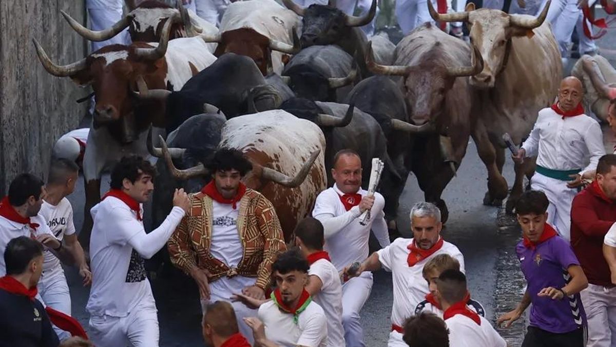Cuatro corredores trasladados al hospital tras el sexto encierro de San Fermín protagonizado por toros de José Escolar