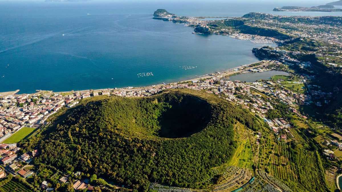 Los depósitos piroclásticos expulsados durante la última erupción dieron origen al cono volcánico del Monte Nuovo