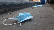 Mascarilla quirúrgica en la calle