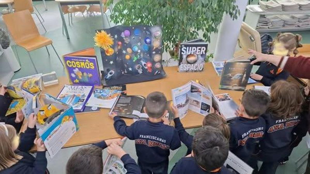 San Andrés hace viajar a los escolares con un viaje a través de los libros haciéndoles ‘bibliotecarios’