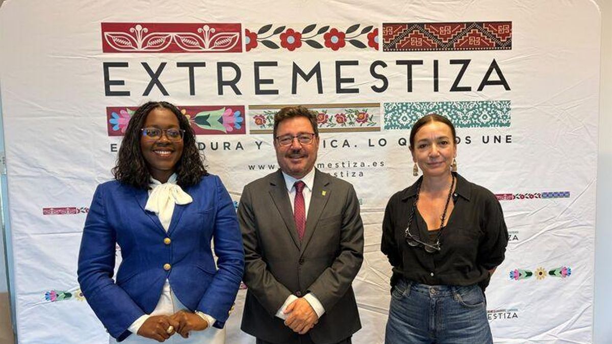 Yohannía de Armas, Guillermo Santamaría, consejero de Economía, Empleo y Transformación Digital y Carmen Sánchez Risco, durante la presentación del I Mapa de Talento Iberoamericano en Extremadura