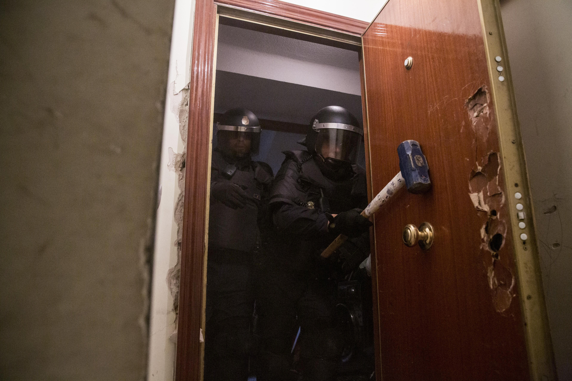 Año 2015. Policías antidisturbios abren a mazazos la puerta de un piso, propiedad de Bankia, para desahuciar a una familia con tres hijos menores que la había ocupado, pese a que se ofrecieron a pagar un alquiler social