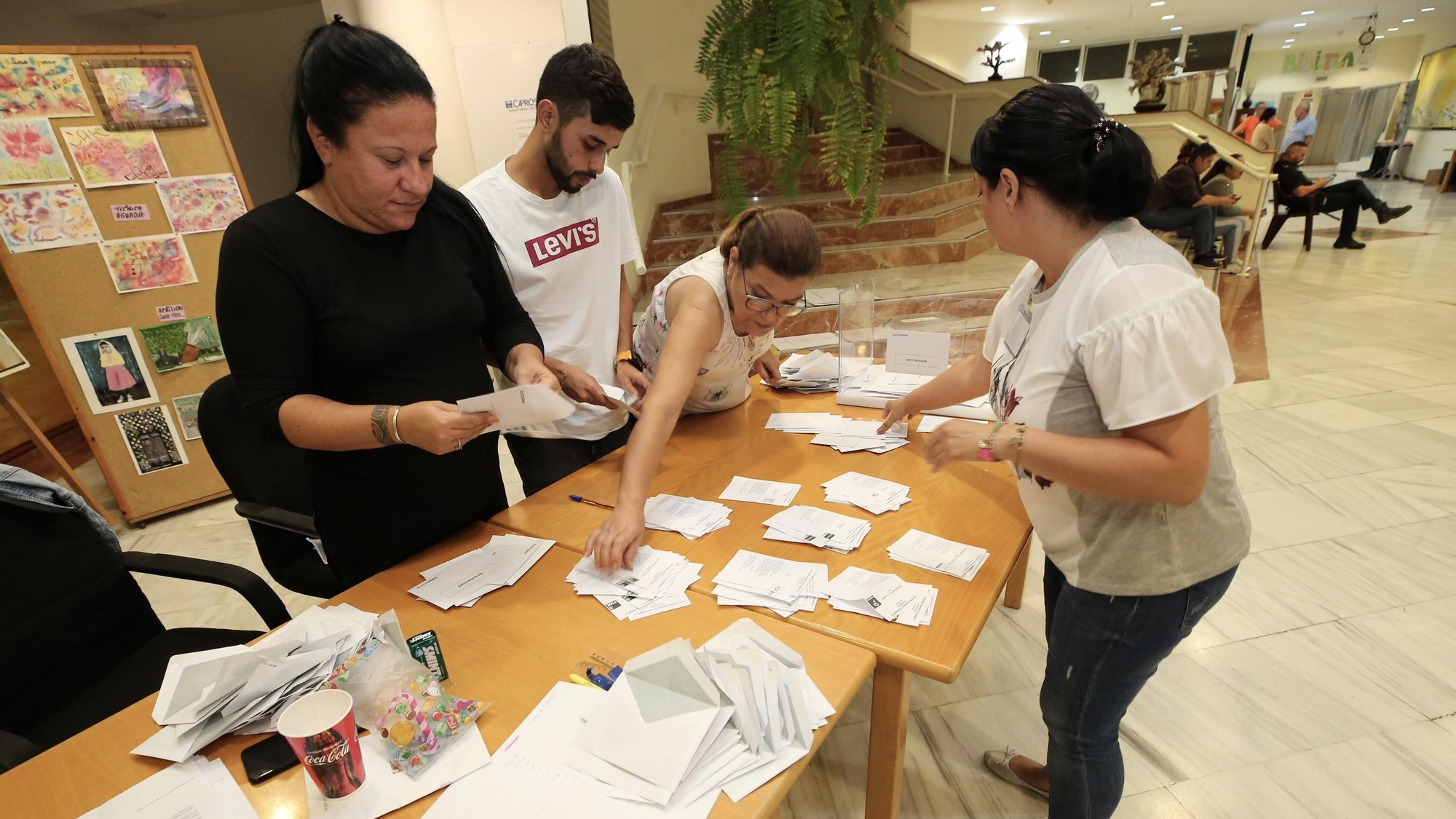 Recuento en uno de los colegios electorales de La Isleta.