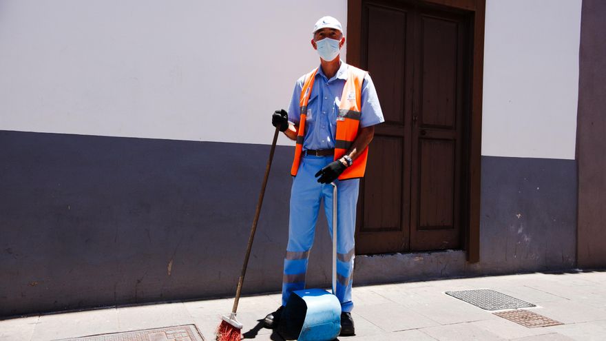 Jose limpia las calles de La Laguna este sábado. (Andrea Domínguez)