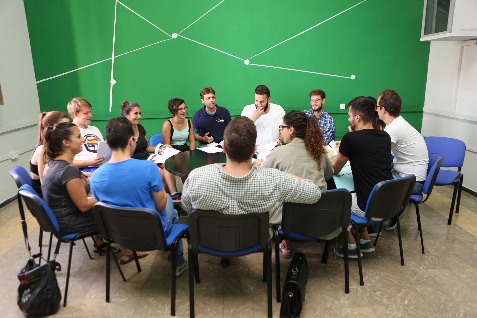 Primera reunión del Consejo de la Juventud en su sede