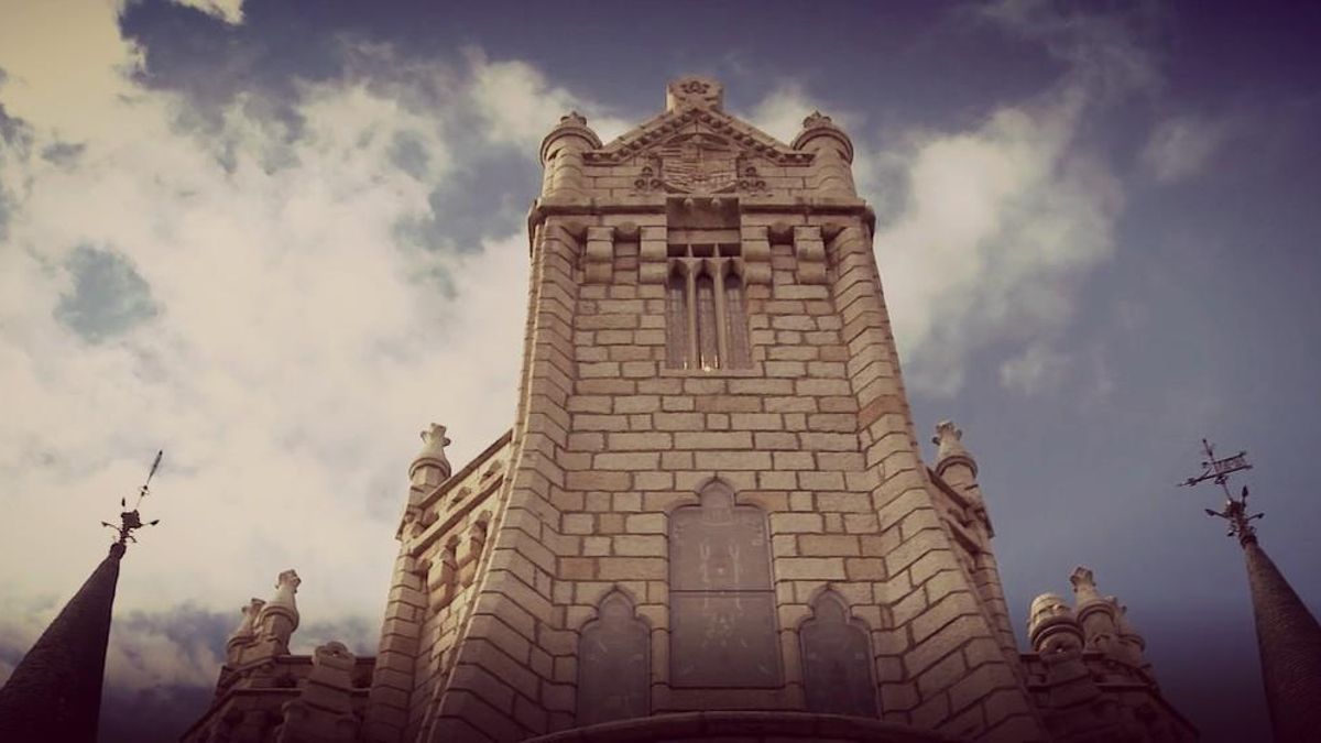 Detalle del Palacio Episcopal de Antonio Gaudí bajo el cielo de Astorga.