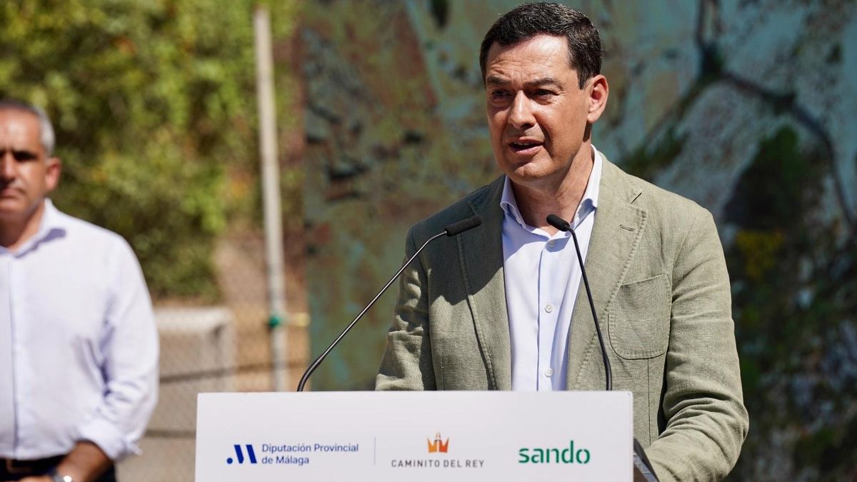 El presidente en funciones de la Junta y candidato del PP-A a la reelección, Juanma Moreno, este martes en una atención a los medios de comunicación con motivo de la inauguración del puente colgante del Caminito del Rey, en Ardales (Málaga)