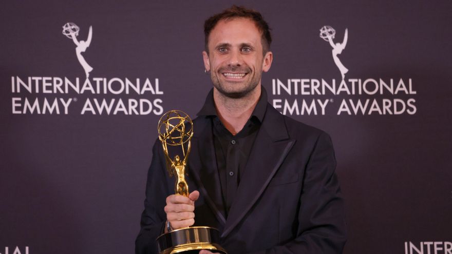 Oriol Pla posa con su premio Emmy