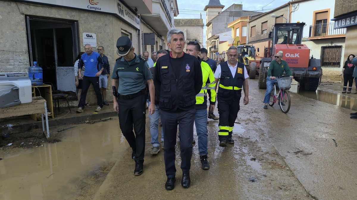 Visita del delegado del Gobierno, José Pablo Sabrido, a la Madrigueras tras las inundaciones sufridas este viernes 2 de octubre