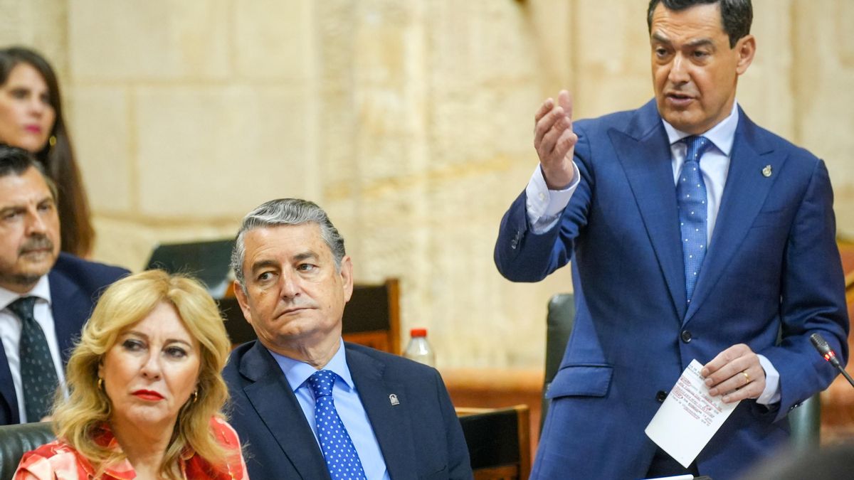 El presidente de la Junta de Andalucía, Juanma Moreno, este jueves en el Pleno del Parlamento.