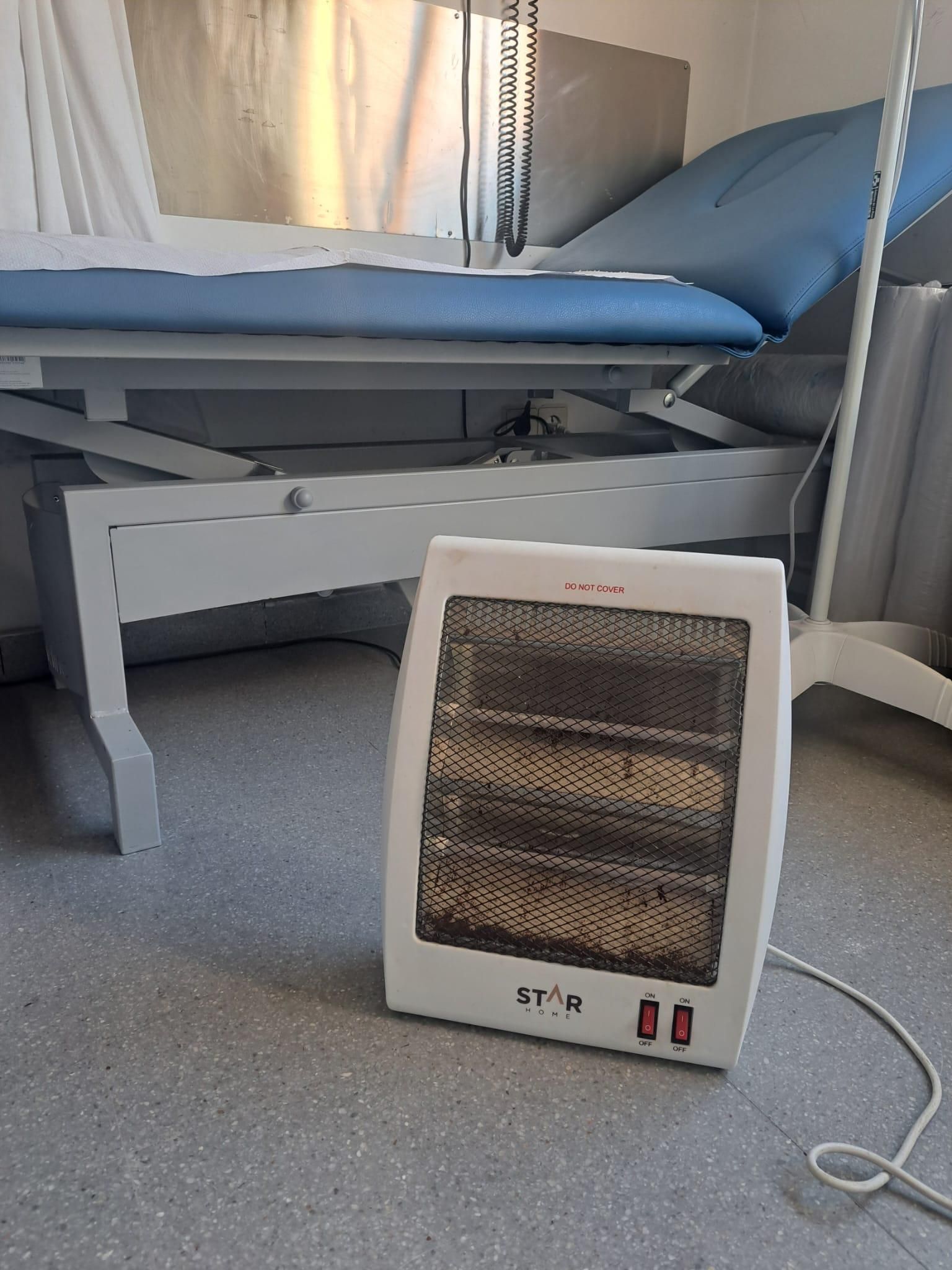 Consulta del centro de salud con una estufa casera