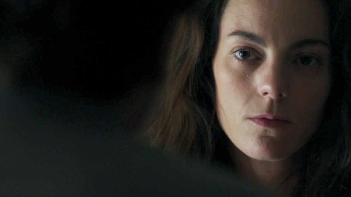 Victoria Luengo en la primera escena de 'El ser querido'