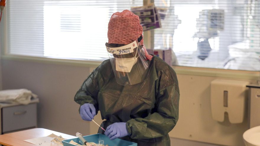 Los hospitales de Inglaterra corren el riesgo de quedar "saturados" con casos de covid-19, si no se introduce el sistema de restricciones selectivas para combatir la pandemia detallado esta semana por el jefe del Ejecutivo británico, Boris Johnson. EFE/EPA/Steve Parsons /Archivo