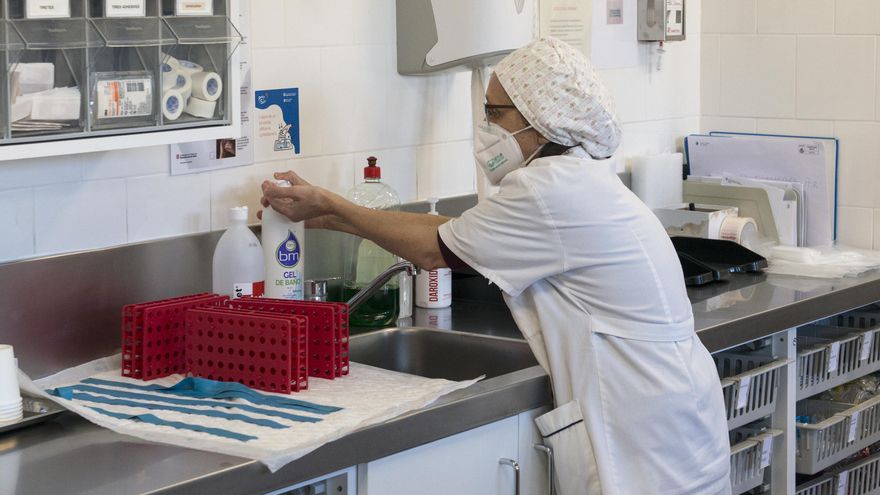 Una trabajadora sanitaria se desinfecta las manos en el CAP Masdevall el día en el que comienza la campaña de vacunación antigripal en la región, en Figueres, Girona (Catalunya)