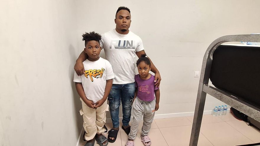 Jhon y Celeste, dos menores colombianos atrapados en el aeropuerto de El Prat que no pueden reunirse con su madre