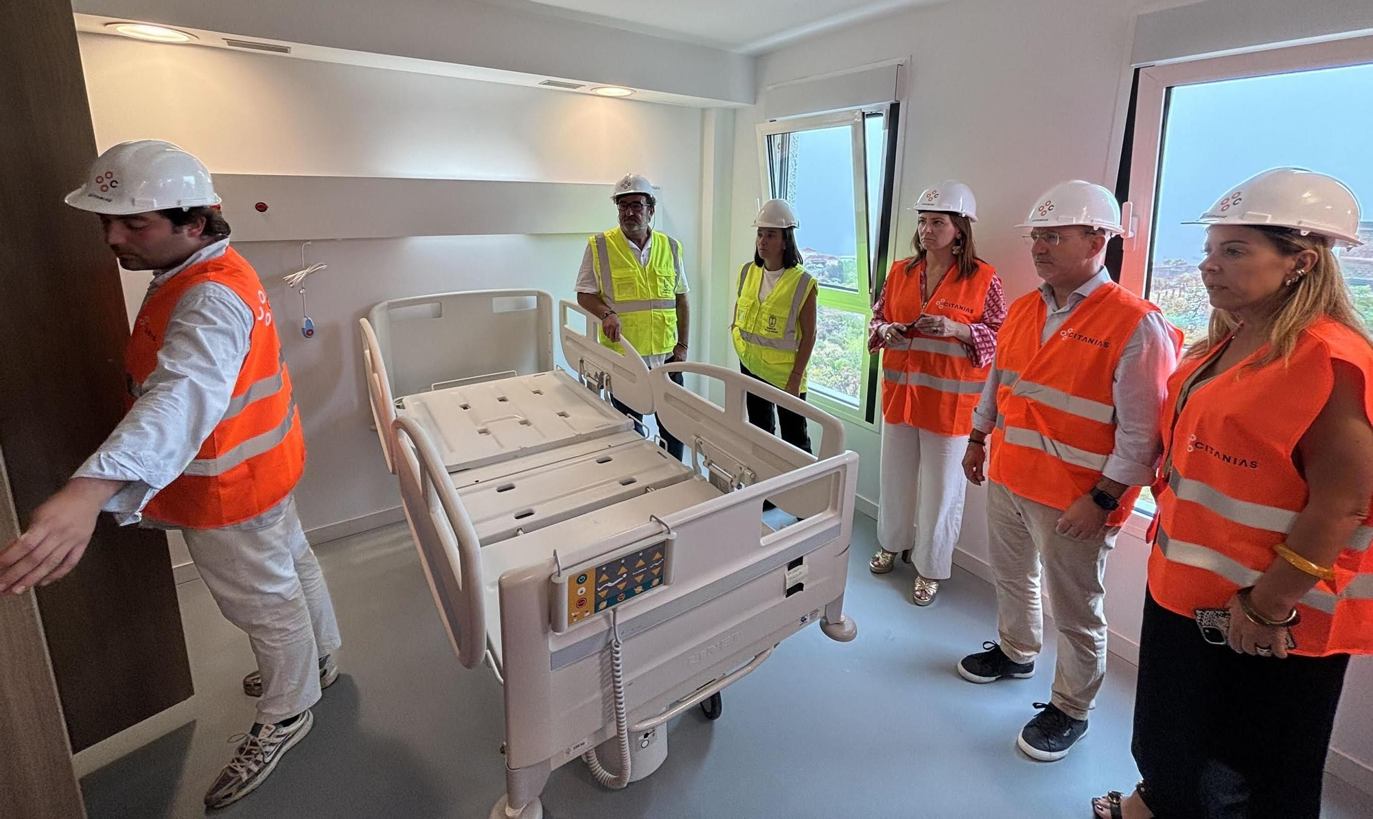 Visita de las autoridades a la residencia de La Dehesa.