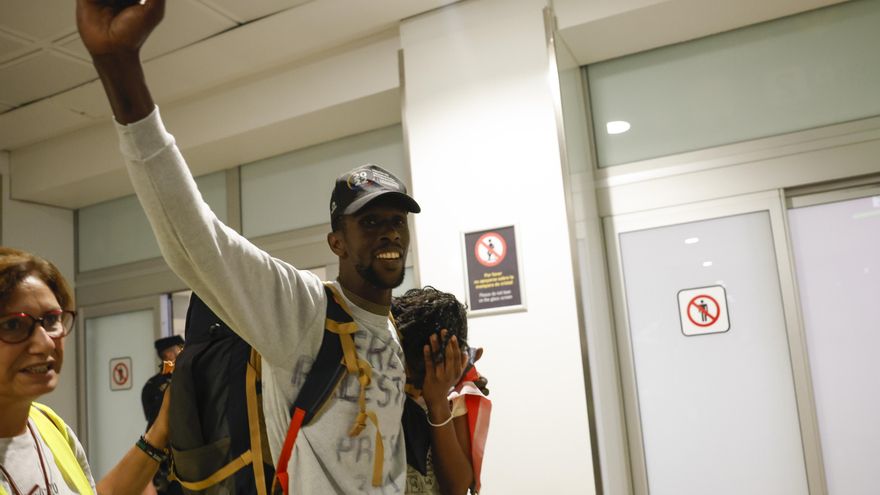 Llegada este lunes al aeropuerto de Barajas, en Madrid, de otro grupo de activistas españoles que integraban la flotilla Global Sumud, en un avión A-400 de la Fuerza Aérea Española. EFE/Juanjo Martín