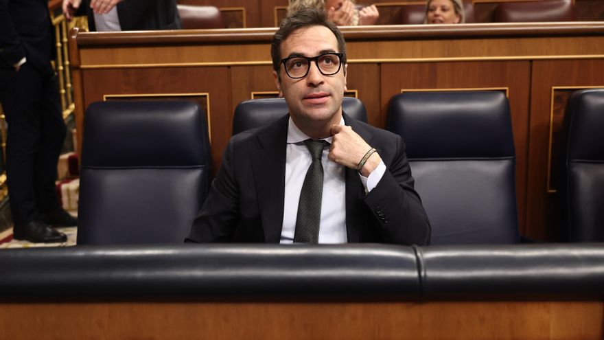 El vicepresidente primero del Gobierno y ministro de Economía, Carlos Cuerpo, a su llegada a una sesión plenaria en el Congreso de los Diputados, a 27 de mayo de 2026, en Madrid (España).