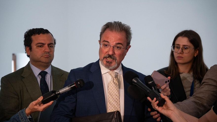 El diputado de Vox Carlos Flores Juberías atiende a los medios de comunicación antes de la comparecencia del ministro Ángel Víctor Torres en el Congreso de los Diputados, a 10 de junio de 2024, en Madrid (España). Matias Chiofalo / Europa Press