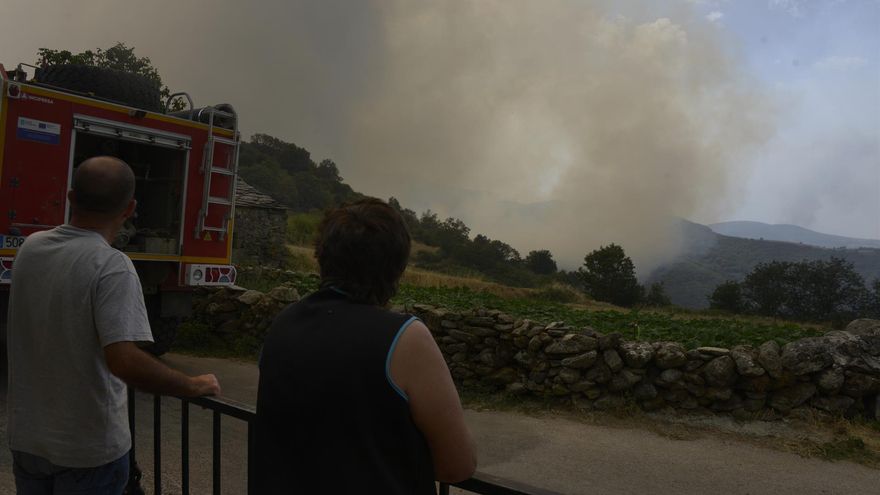 Más de diez incendios en Galicia dejan tres bomberos heridos, más de 4.700 hectáreas quemadas, vecinos desalojados y carreteras cortadas