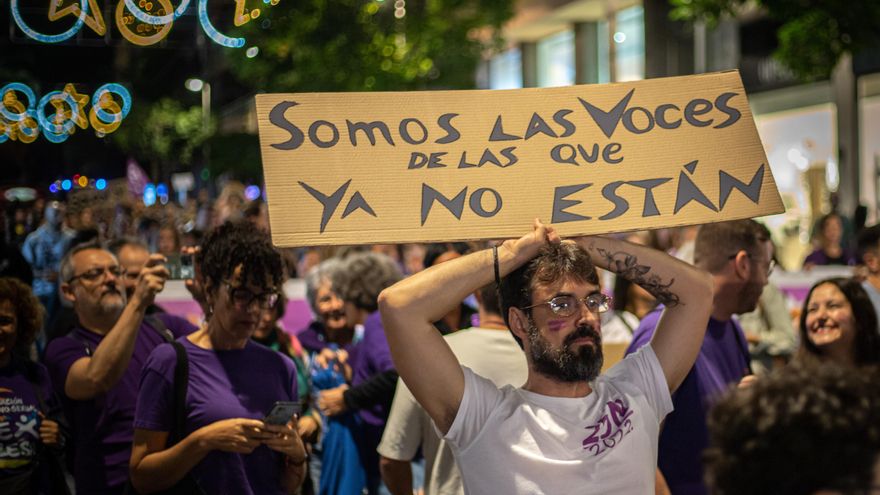 Miles de personas se manifiestan en Santa Cruz de Tenerife este viernes 25 de noviembre en contra de la violencia machista