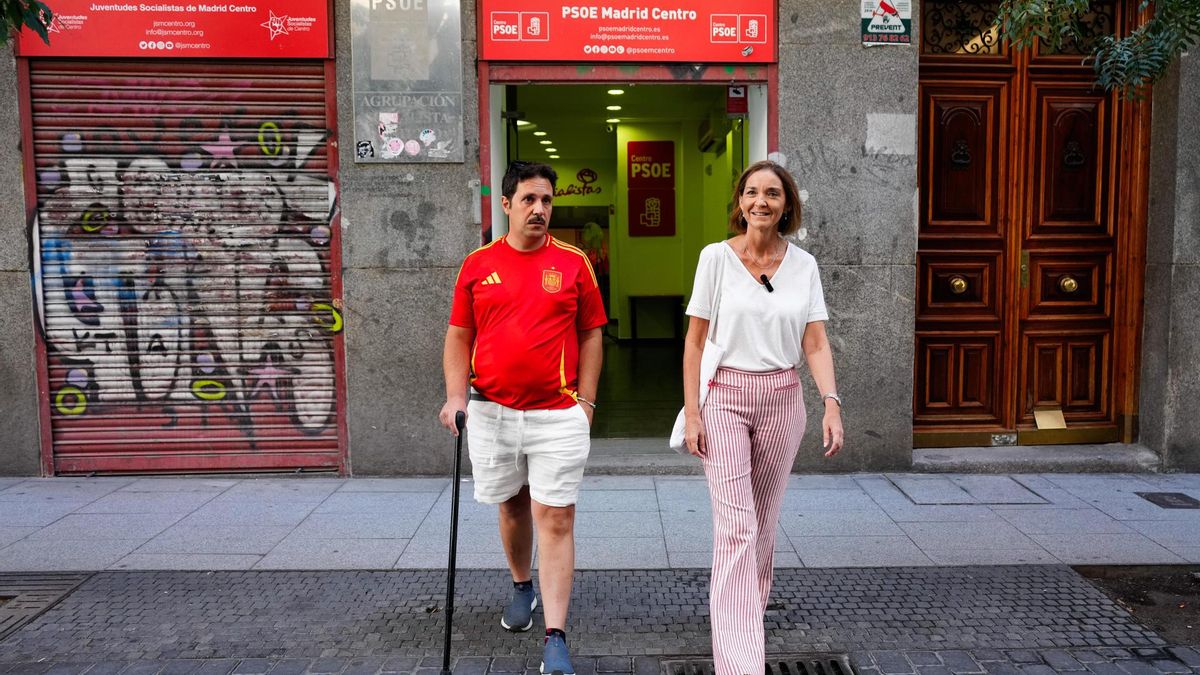 La candidata a las primarias del PSOE a la Alcaldía de Madrid, Reyes Maroto (d), tras votar en las primarias para la alcaldía de Madrid en la agrupación socialista de Centro.