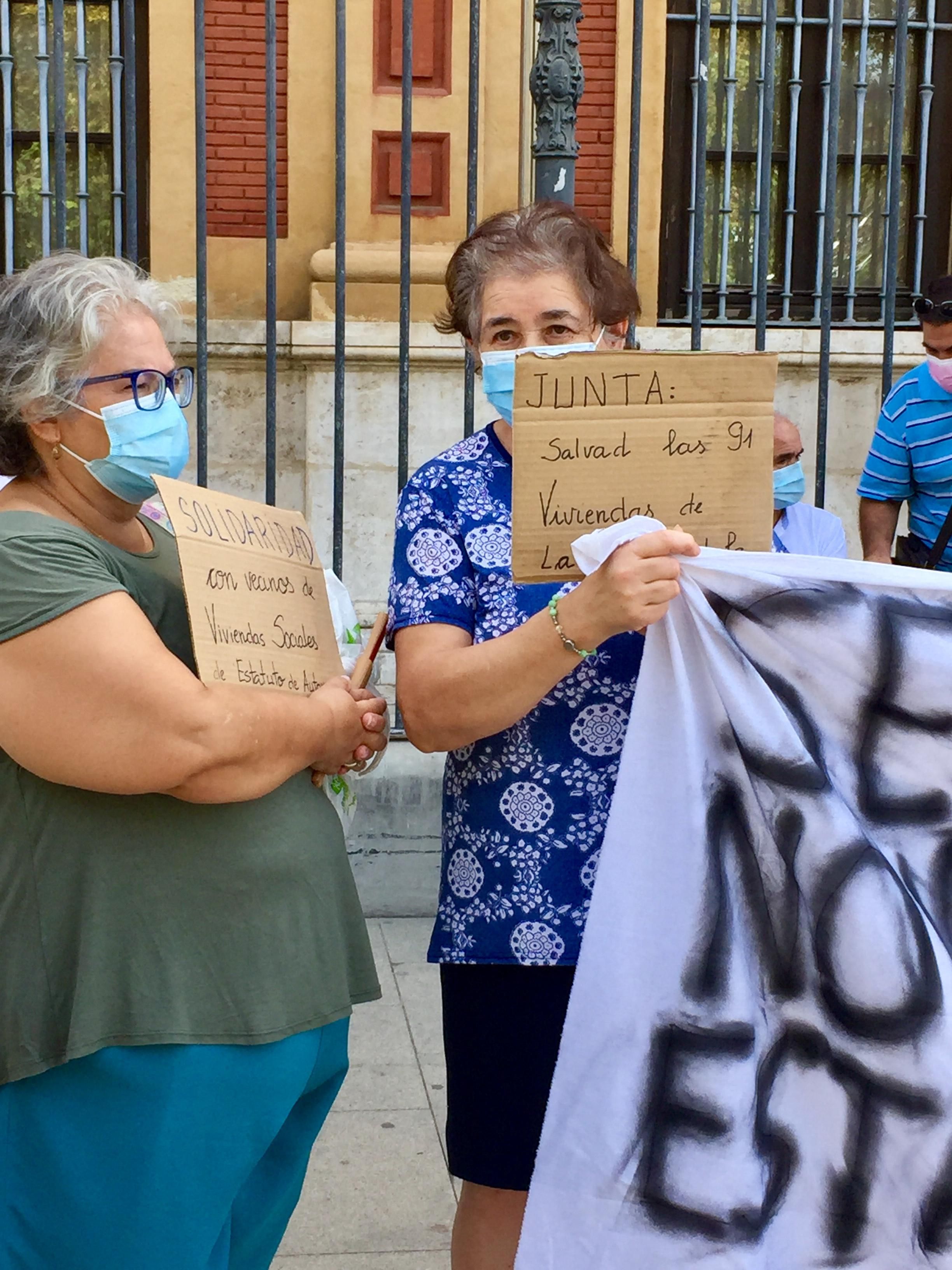 Los inquilinos astigitanos afectados piden a la Junta de Andalucía que ejerza el derecho de retracto sobre sus viviendas