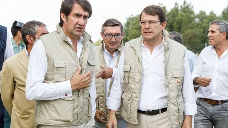 El presidente de la Junta de Castilla y León, Alfonso Fernández Mañueco, junto al consejero de Fomento y Medio Ambiente, el leonés Juan Carlos Suárez-Quiñones, hoy de visita en Segovia. / Nacho Valverde / ICAL
