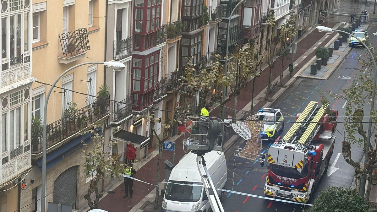 Barandilla desprendido por el peso de las luces