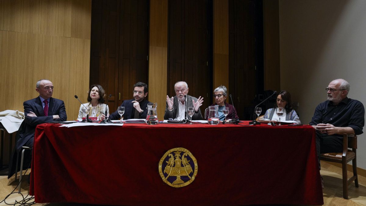 La Comisión Ciudadana por la Verdad en las Residencias de Madrid, creada en abril de 2023 a instancia de familiares y afectados, durante la presentación del informe sobre lo ocurrido durante la pandemia en estos centros, este viernes en Madrid. EFE/ Borja Sanchez-trillo