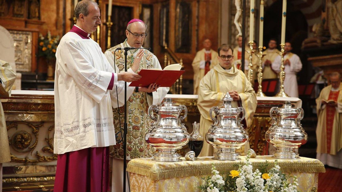 El obispo de Córdoba, Jesús Fernández, ha presidido en la Catedral la misa crismal del Martes Santo