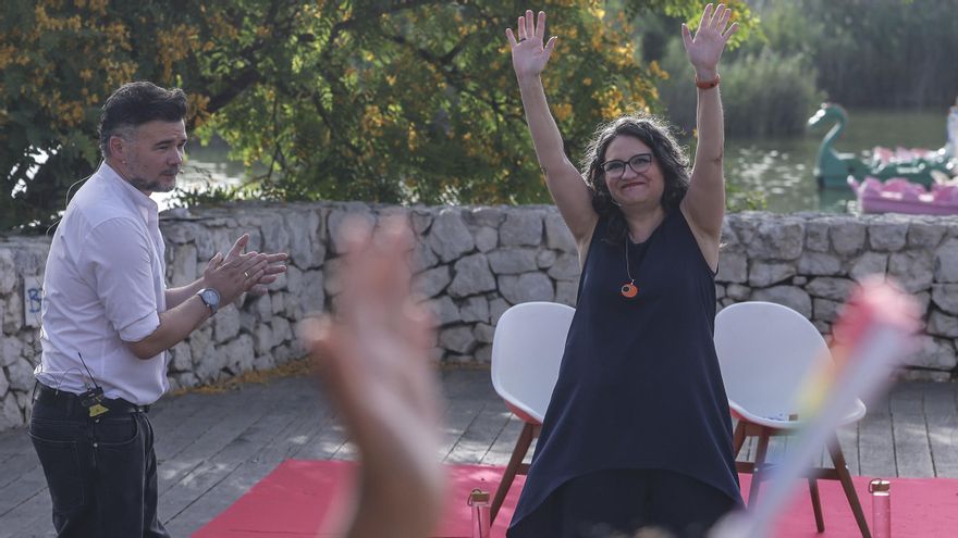 La exvicepresidenta de la Generalitat Valenciana, Mónica Oltra y el portavoz de ERC en el Congreso, Gabriel Rufián, durante la celebración del acto público de debate político ‘València Espai de Trobada’.