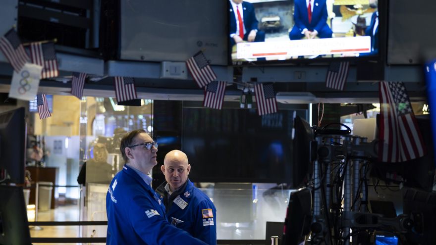 Wall Street abre en verde impulsada por las exenciones arancelarias de Trump