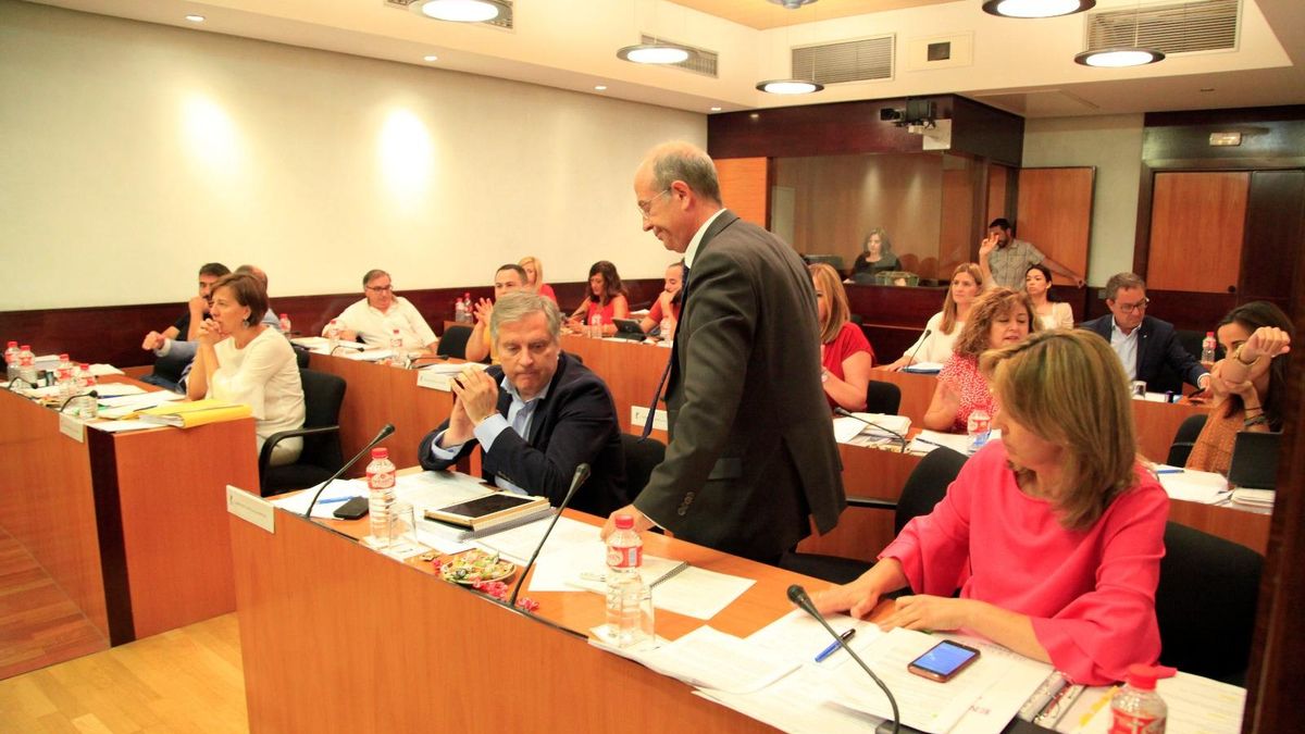 El diputado del PP José Manuel Tortosa abandona la sala de comisiones