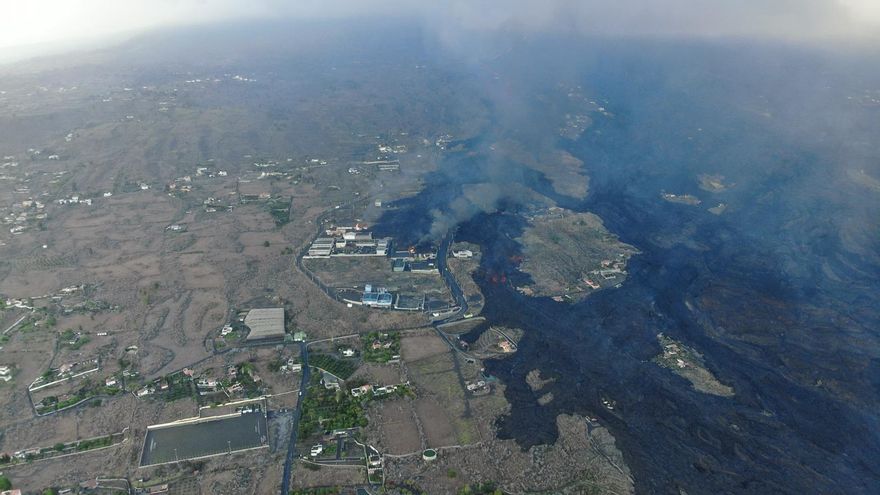 Confinadas unas 3.500 personas en El Paso y Los Llanos por liberación de gases  tras arder una planta de cemento por la lava