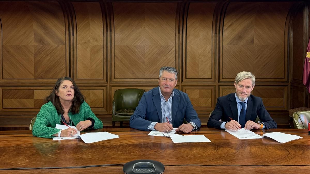 El concejal de Desarrollo Urbano, Luis Miguel García Copete, y el director de la Fgulem, José Carlos Alonso Marcos.