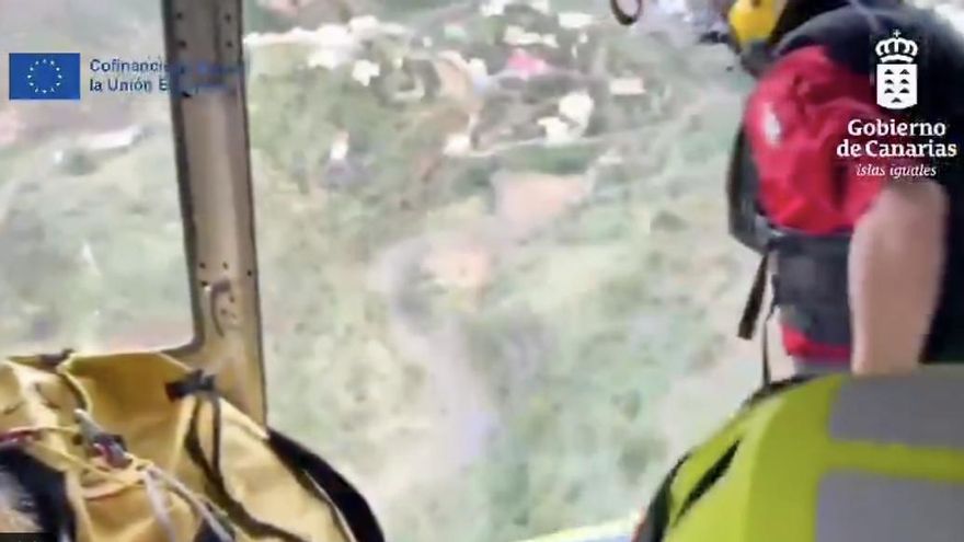 El helicóptero del GES durante el rescate del senderista en la zona del Risco de la Concepción.