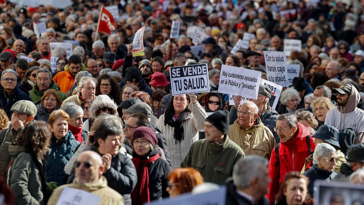 Una manifestación recorre Madrid contra el "deterioro intencionado" de Ayuso de la sanidad pública: "No hay cura para el PP"