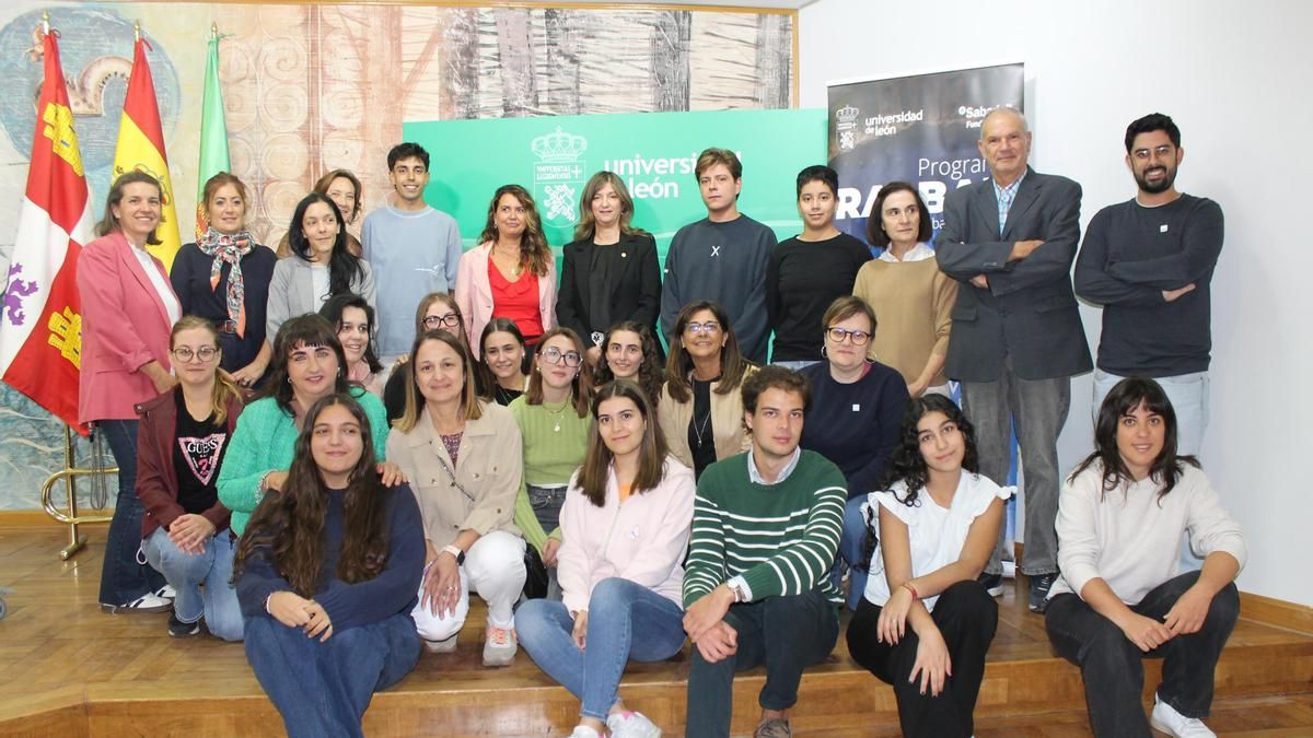 Los becados Ralbar de la Universidad de León junto a sus tutores académicos, representantes de los ayuntamientos y la rectora.