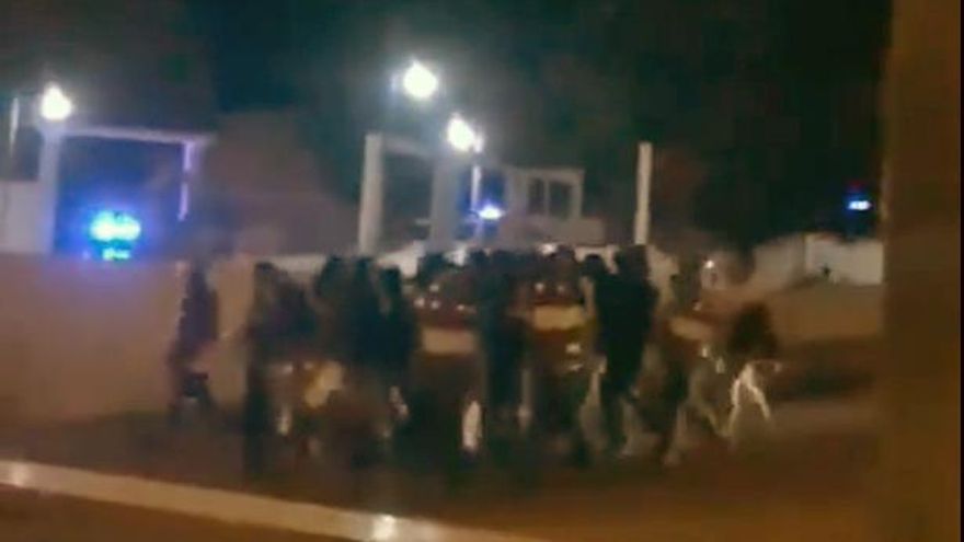 Revuelta antifascista en Pego: jóvenes del pueblo plantan cara a ultras del Gandia, que salen escoltados por antidisturbios
