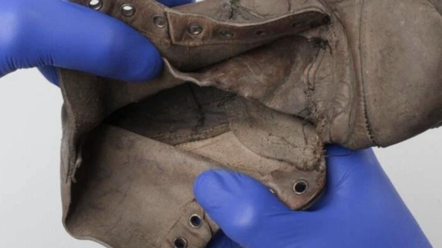 Los zapatos de Amos Steinberg, hallados en Auschwitz, que conservan una nota que cuenta su historia antes de morir