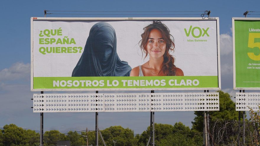 Denuncian ante la Fiscalía las vallas xenófobas instaladas por Vox en Balears por incitación al odio