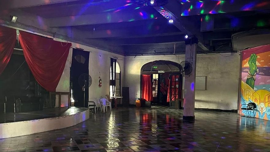 El Gobierno denunció que en un inmueble cedido a la Universidad de Madres funcionaba un "boliche clandestino"